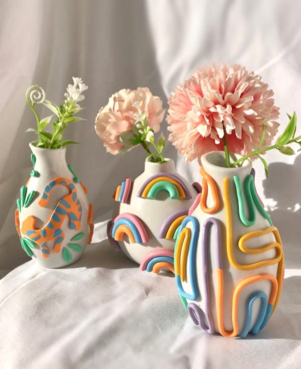 Vas bunga keramik dengan aksen bunga yang terukir